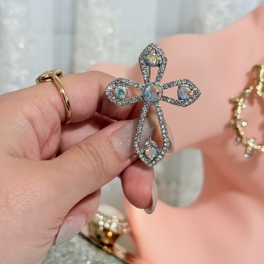 ⚜️ Elegant Silver Cross Brooch with Crystal Accents - Picture 5 of 6